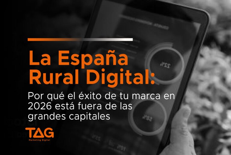 Mano sosteniendo una tablet con gráficos de datos en un entorno natural. Texto: "Por qué el éxito de tu marca en 2026 está fuera de las grandes capitales". Marketing digital para zonas rurales.