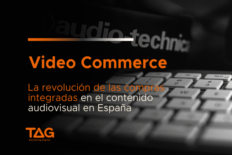 Escenario de un set de Live Stream Shopping con presentadores españoles y productos destacados.
